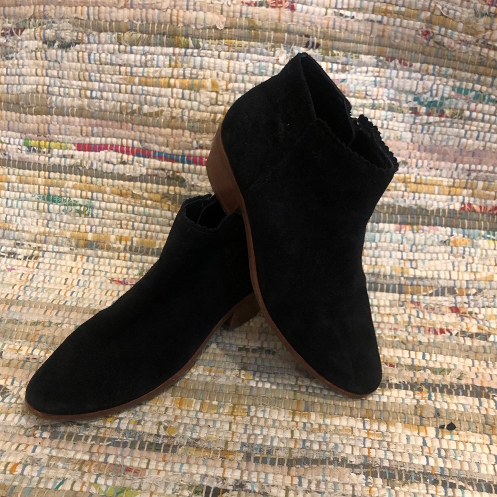 Jack Rogers • scalloped booties • size 8